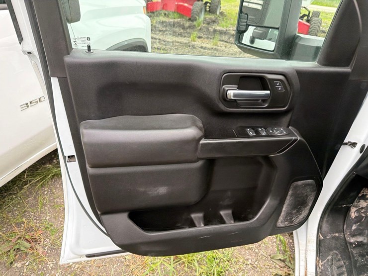 2022-chevrolet-3500-image-17
