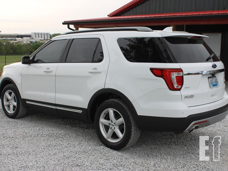 2017-ford-explorer-image-3