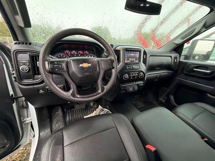 2020-chevrolet-3500-image-19