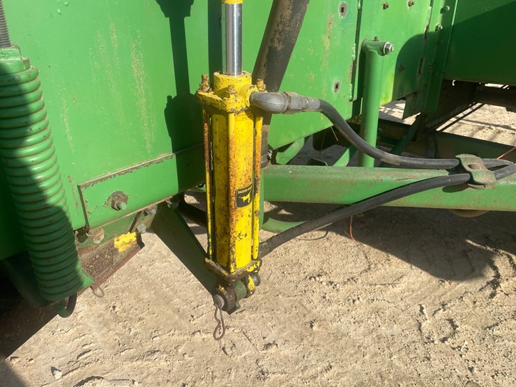 john-deere-337-image-18