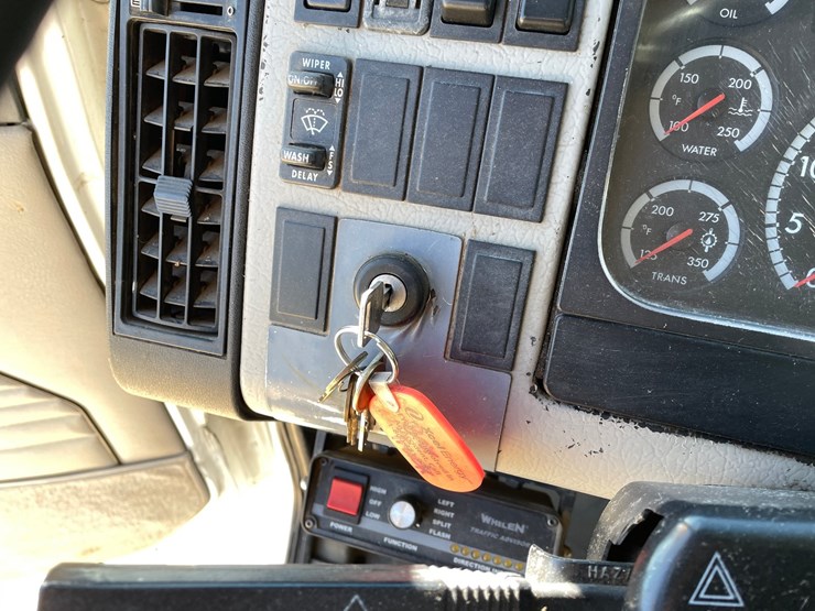 2003-freightliner-fl70-image-162