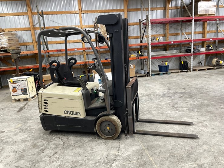 #300-•-crown-3,000lbs.-electric-forklift-image-4