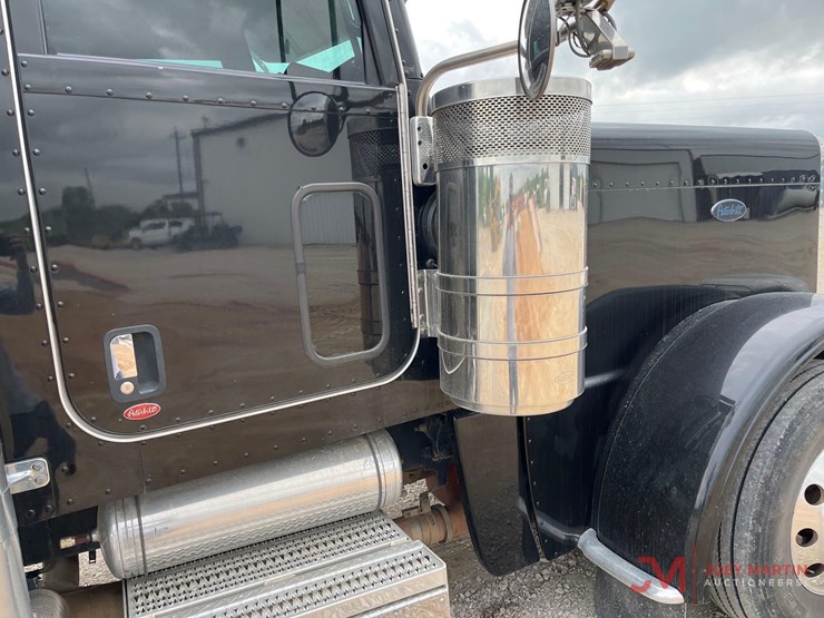 2019-peterbilt-389-image-12