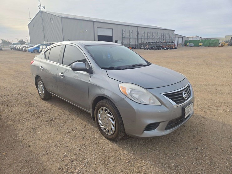2014-nissan-versa-sv-sedan-4d-image-2