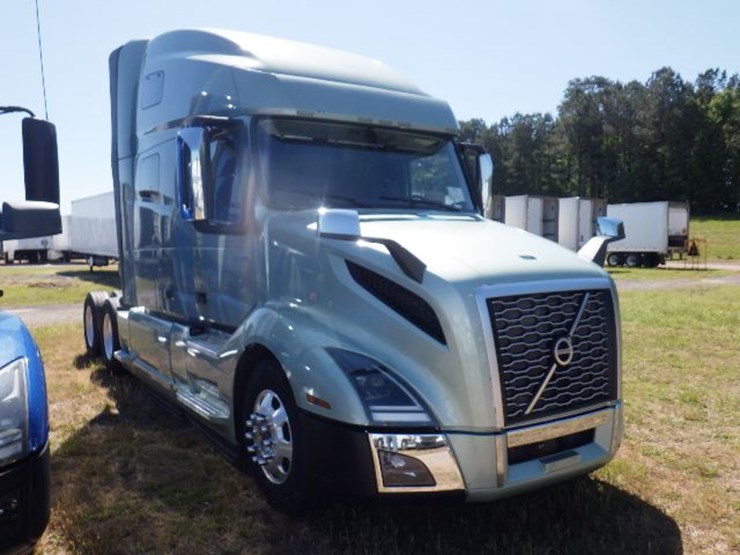 2020-volvo-vnl860-image-4