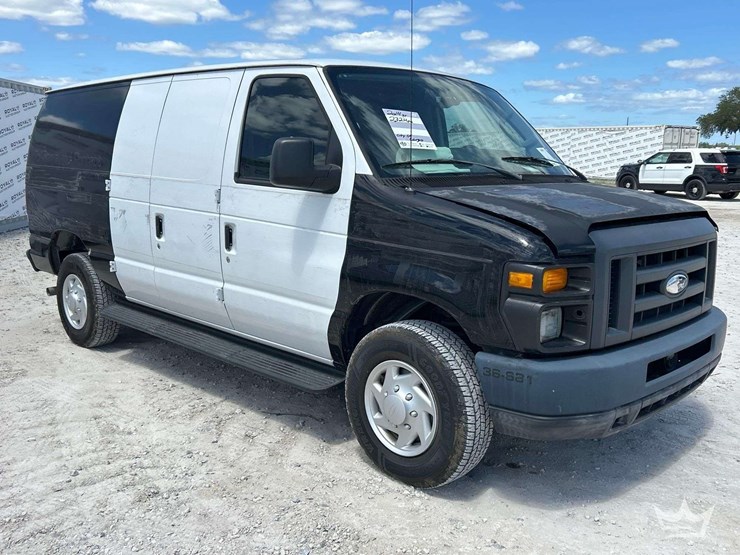 2014-ford-cargo-image-2