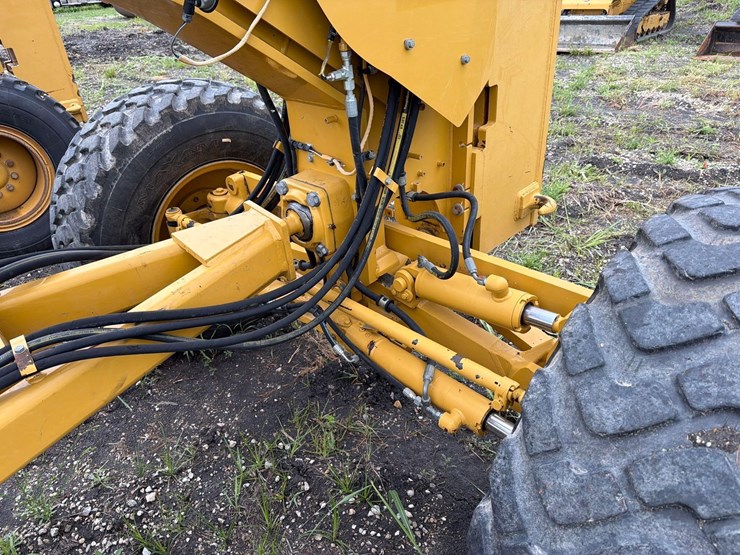 caterpillar-140m2-image-15