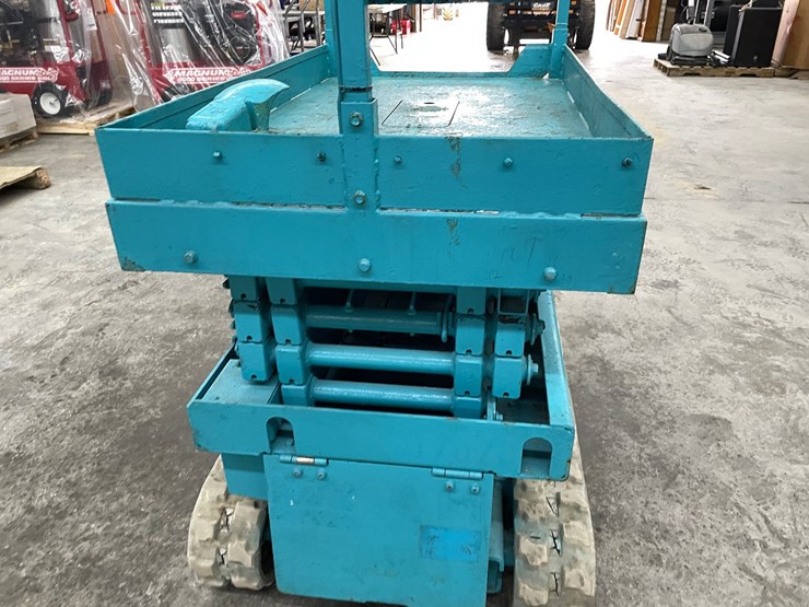 #304-•-2012-airman-encl040-track-drive-scissor-lift-image-17