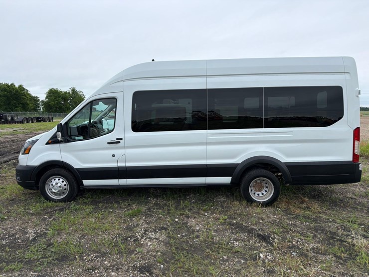 2021-ford-e350-image-1