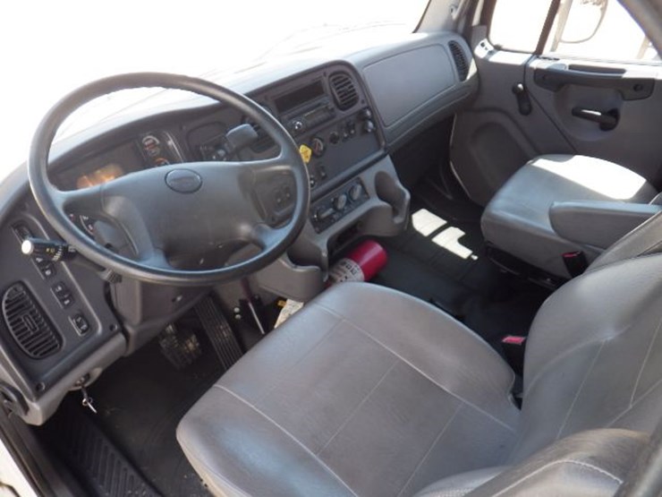 2015-freightliner-m2-106-image-12
