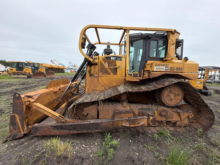 caterpillar-d6t-lgp-image-1