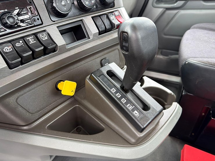 2016-kenworth-t880-image-33