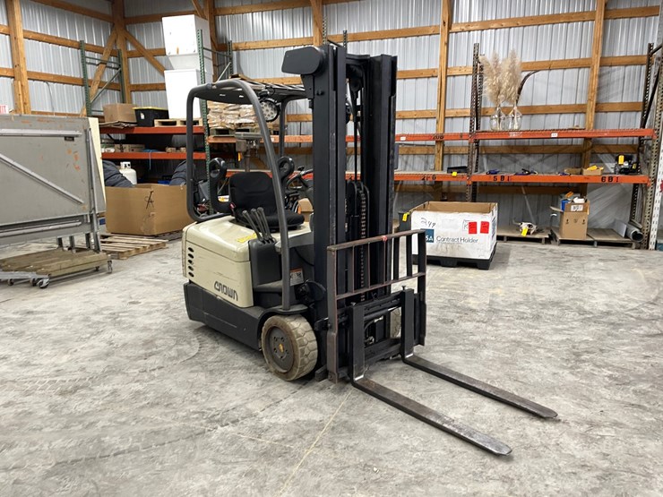 #300-•-crown-3,000lbs.-electric-forklift-image-3