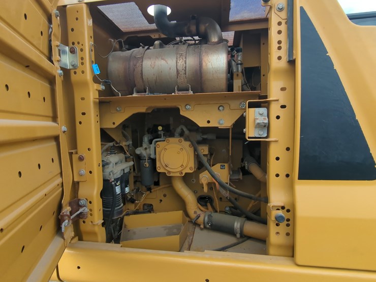 2019-caterpillar-320-image-18