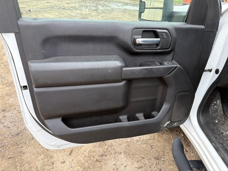 2021-chevrolet-3500hd-image-14