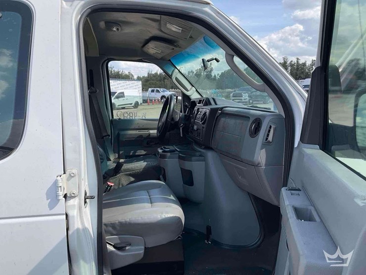 2012-ford-cargo-image-40