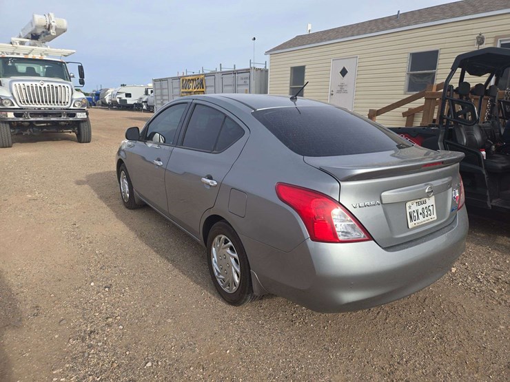2014-nissan-versa-sv-sedan-4d-image-4