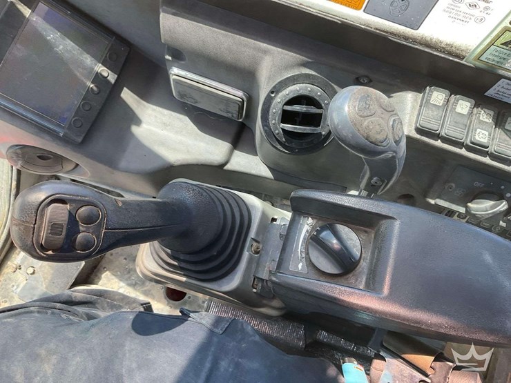 2016-takeuchi-tb280fr-image-11