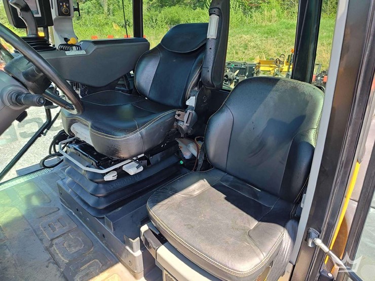 2022-jcb-fastrac-4220-image-9