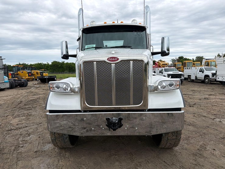 peterbilt-567-image-22