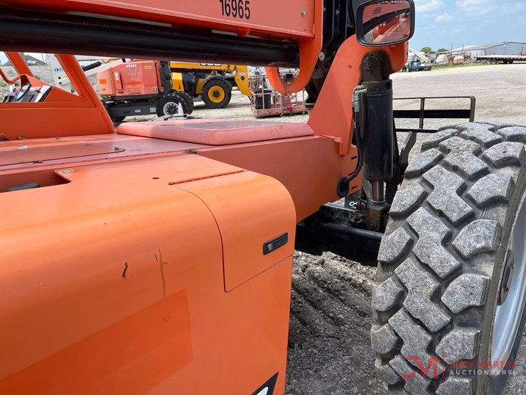 2016-jlg-8042-image-9