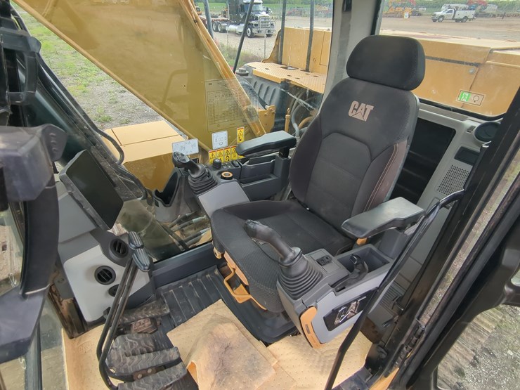 2019-caterpillar-320-image-19
