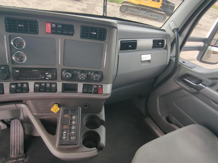 2016-kenworth-t880-image-16