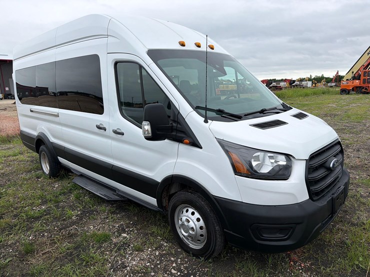 2021-ford-e350-image-3