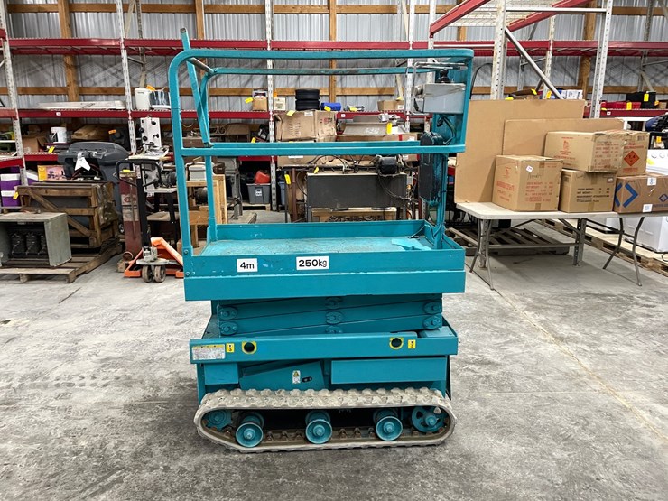 #304-•-2012-airman-encl040-track-drive-scissor-lift-image-2