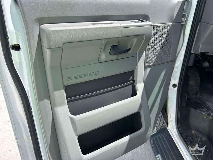 2014-ford-cargo-image-11