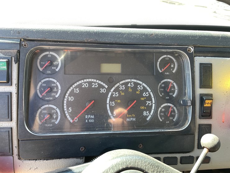2003-freightliner-fl70-image-163