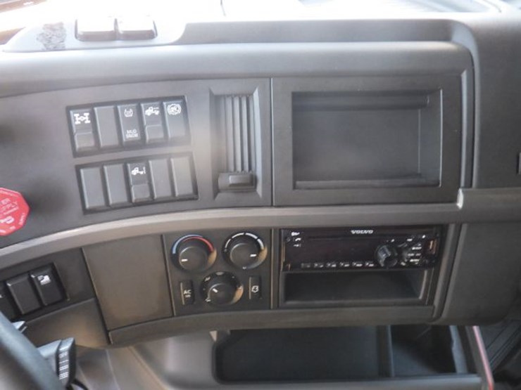 2020-volvo-vnl860-image-22