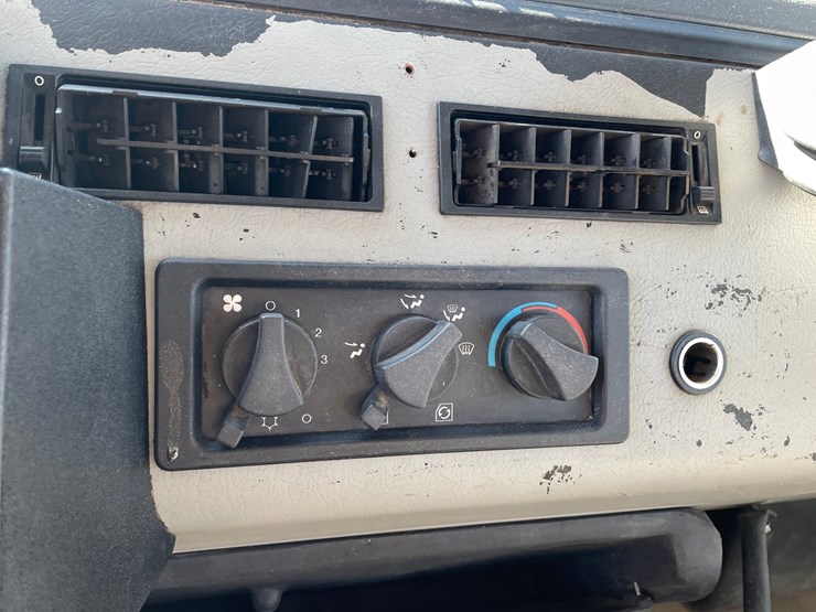 2003-freightliner-fl70-image-158