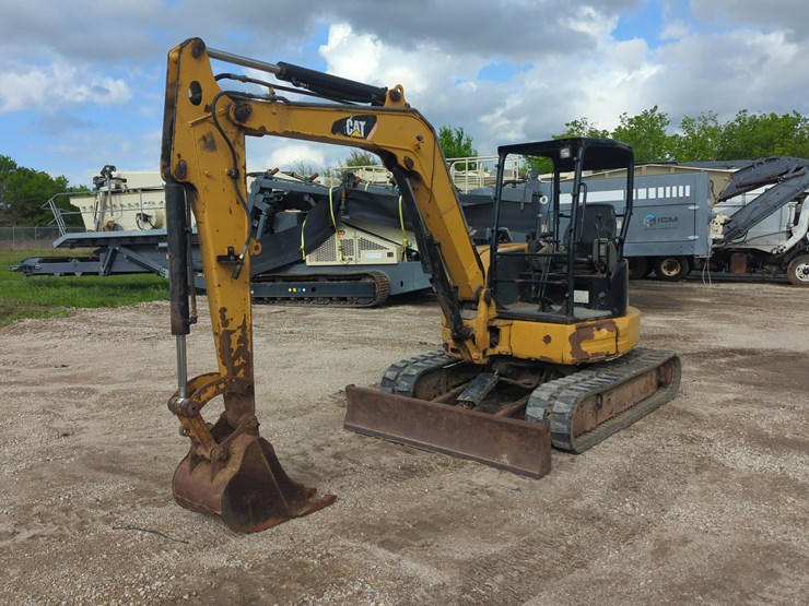 2015-caterpillar-305.5e2-image-2