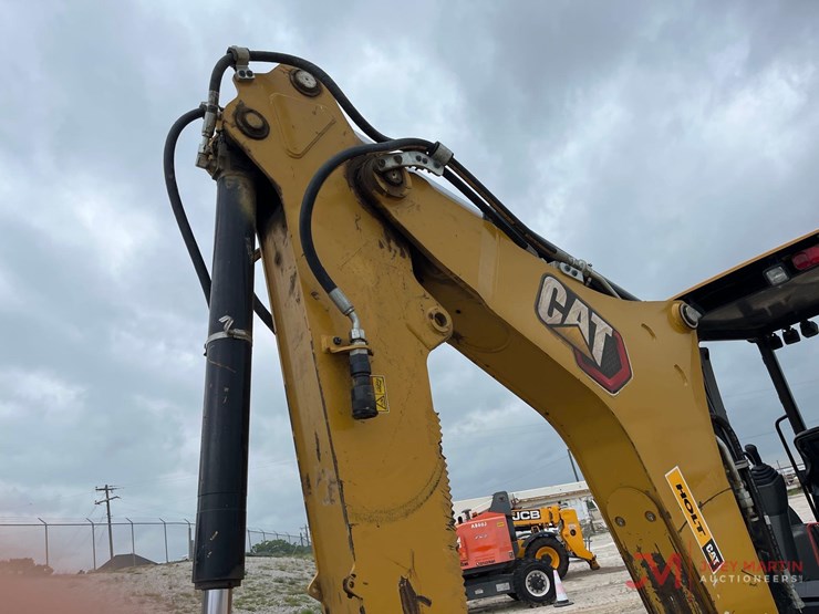 2021-caterpillar-420-image-13