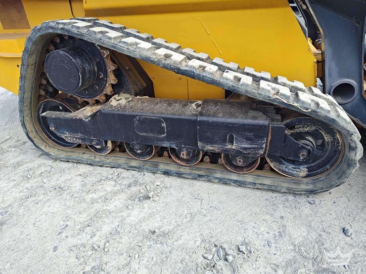 2015-deere-319e-image-24