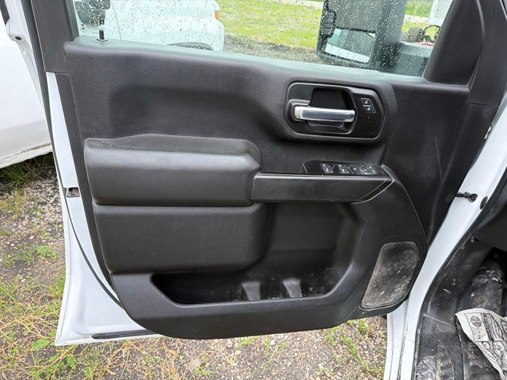 2022-chevrolet-3500-image-19