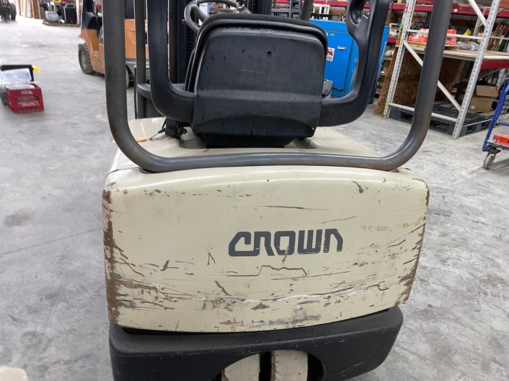 #300-•-crown-3,000lbs.-electric-forklift-image-12