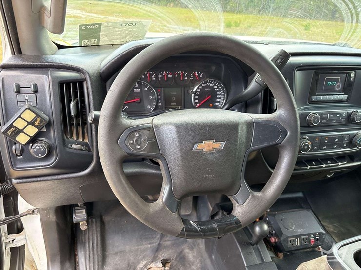 2015-chevrolet-silverado-2500hd-image-16