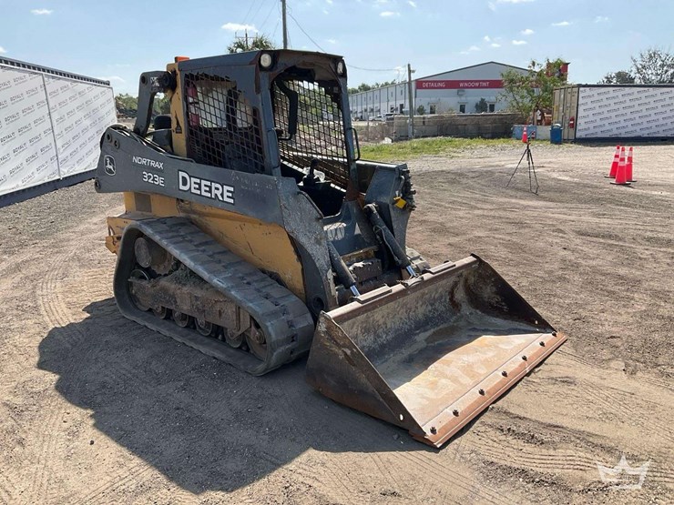2015-deere-323e-image-2