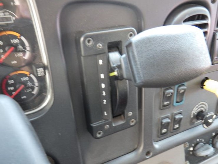 2015-freightliner-m2-106-image-13