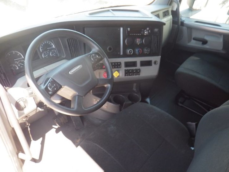 2019-freightliner-cascadia-126-image-16