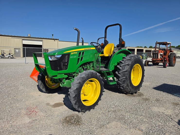 2018-john-deere-5075e-image-1