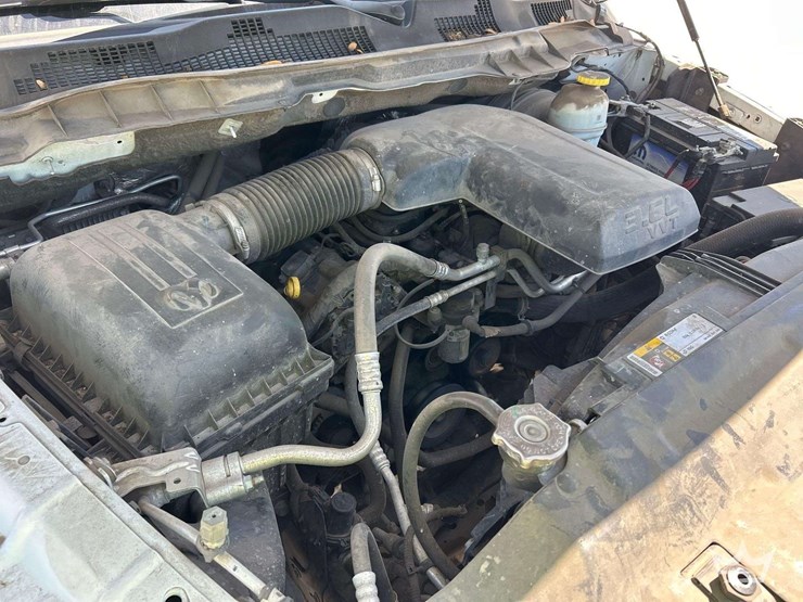 2021-ram-1500-classic-image-8