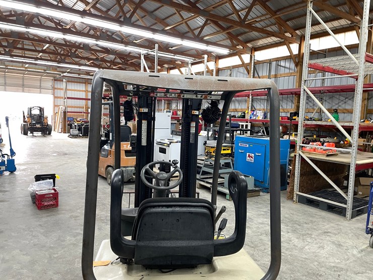 #300-•-crown-3,000lbs.-electric-forklift-image-14
