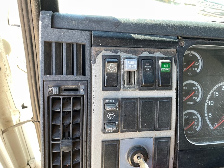 2003-freightliner-fl70-image-161