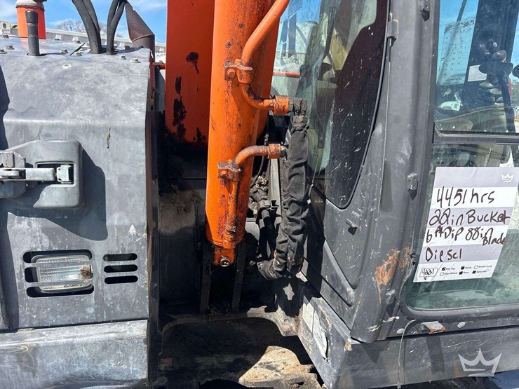 2015-hitachi-zx75us-image-23