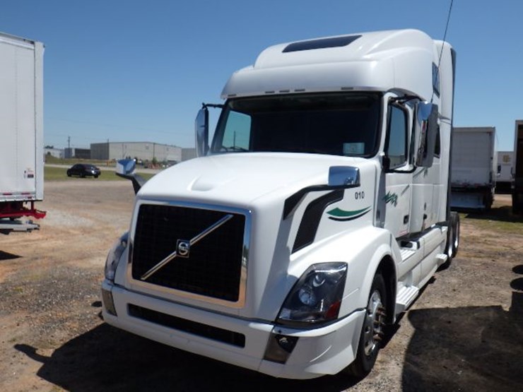 2017-volvo-vnl780-image-1