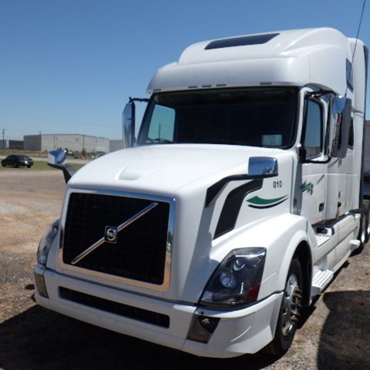 2017 VOLVO VNL780