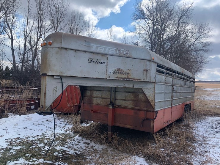 triggs-deluxe-airline-stock-trailer-image-1